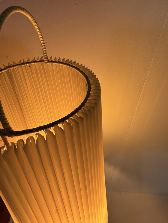 Image 1 of Vintage teakhouten tripod vloerlamp met plussékap ‘60