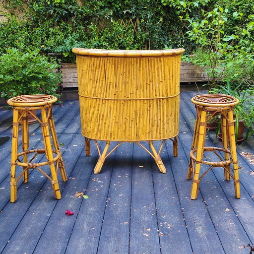 Tiki bar et ses tabourets vintage en rotin et bambou, France, 1950s