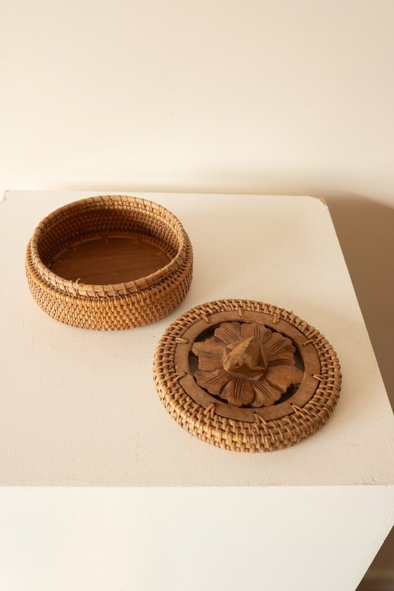 Image 1 of Boîte à bijoux vintage tissée à la main avec couvercle sculpté en bois