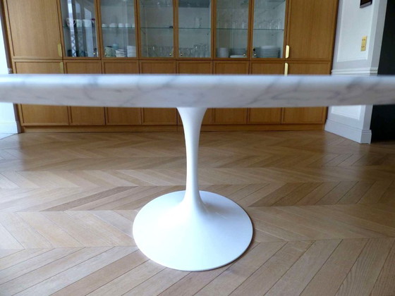 Image 1 of Table " Saarinen Dining Table - Oval " en marbre Statuarietto satiné by KNOLL design Eero Saarinen - 244 cm