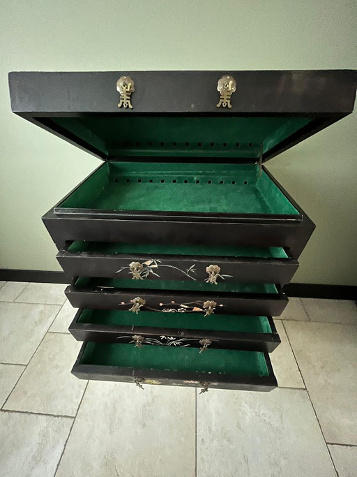 Vintage Besteckschrank im Chinoiserie-Stil – handgeschnitztes Specksteinrelief