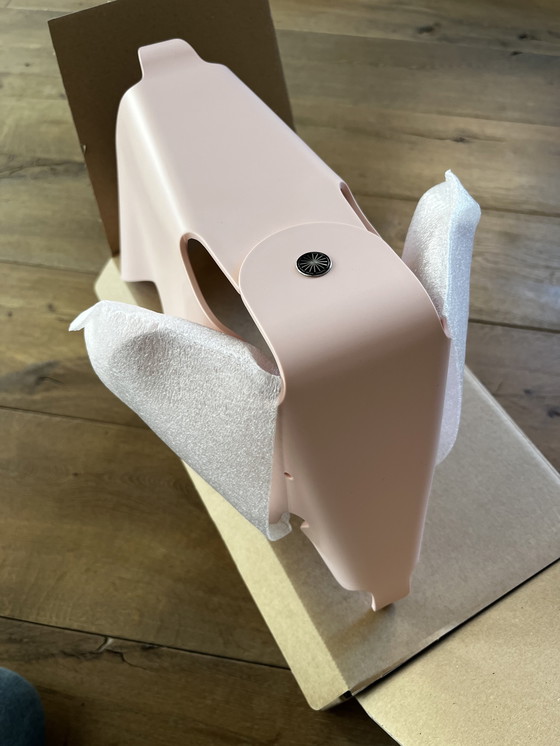 Image 1 of Vitra Eames Olifant Roze - gloednieuw