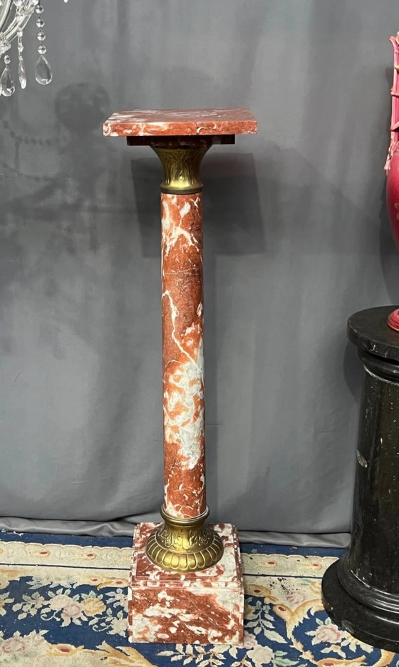 Piedistallo in marmo decorato con ottone dorato. – Tavolini, Marble, Brass (photo 4 of 6)
