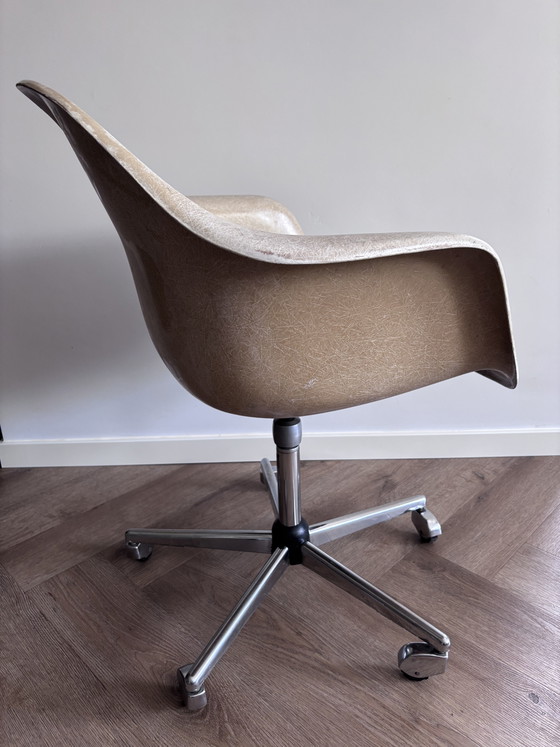 Image 1 of prachtige vintage Eames Fiberglass Armchair van Herman Miller, ontworpen door het iconische ontwerpersduo Charles en Ray Eames