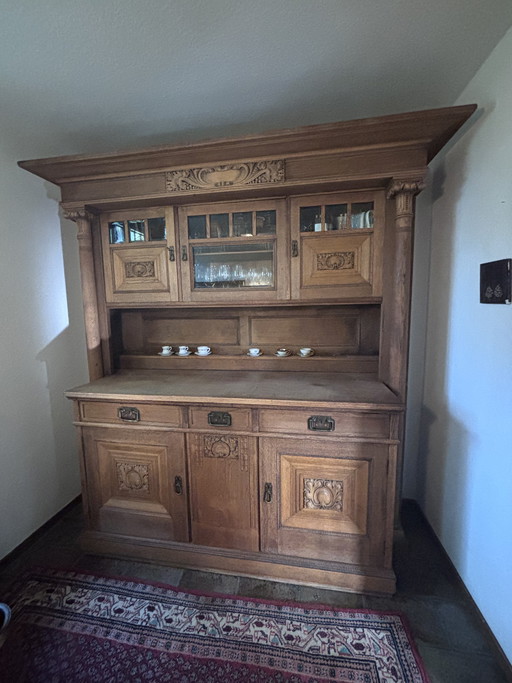 Oude dressoirkast voor de woonkamer