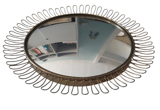 Image 1 of Kleine ronde Zweedse spiegel uit de jaren 1950 met zonnestralenmotief, gemaakt door Josef Frank voor Svenskt Tenn.