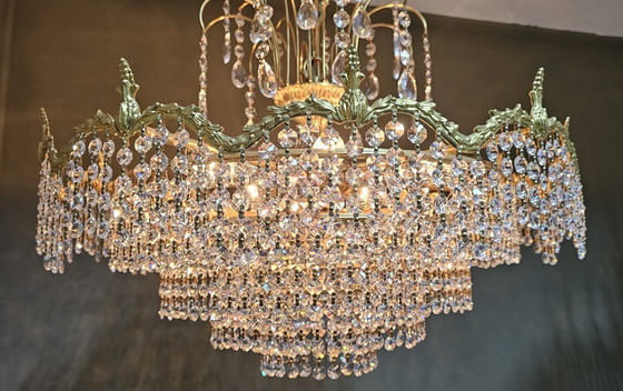 Image 1 of Lustre serti de cristaux taillés.