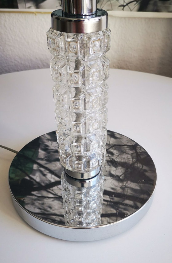Image 1 of Staande lamp uit de jaren 70, de voet is gemaakt van verchroomd metaal en glas.
