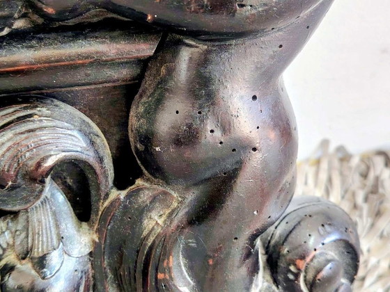 Image 1 of Panneau ancien en bois sculpté représentant un chérubin.