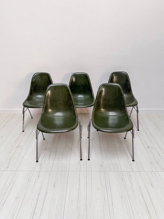 Image 1 of 1/25 Sedia laterale vintage Herman Miller Eames in fibra di vetro, verde oliva, Charles & Ray Eames, anni '70