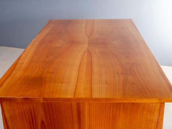 Escritorio de mediados de siglo con chapa de madera de raíz y ocho cajones, Checoslovaquia, 140,5 × 69,5 × (photo 13 of 15)