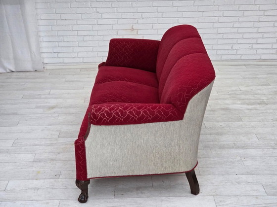 Image 1 of Dänisches 3-Sitzer-Sofa aus den 1950er Jahren, roter und hellgrauer Möbelwollbezug, geschnitztes Eichenholz.