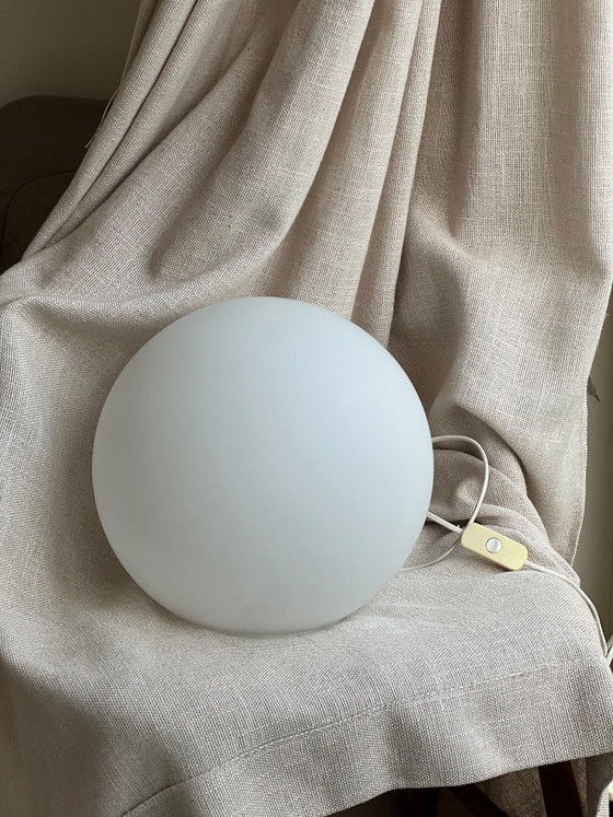 Vintage ILU Design Ball Lamp – White Opal Glass – 80s/90s (XL) – Table lamps (photo 11 of 14)