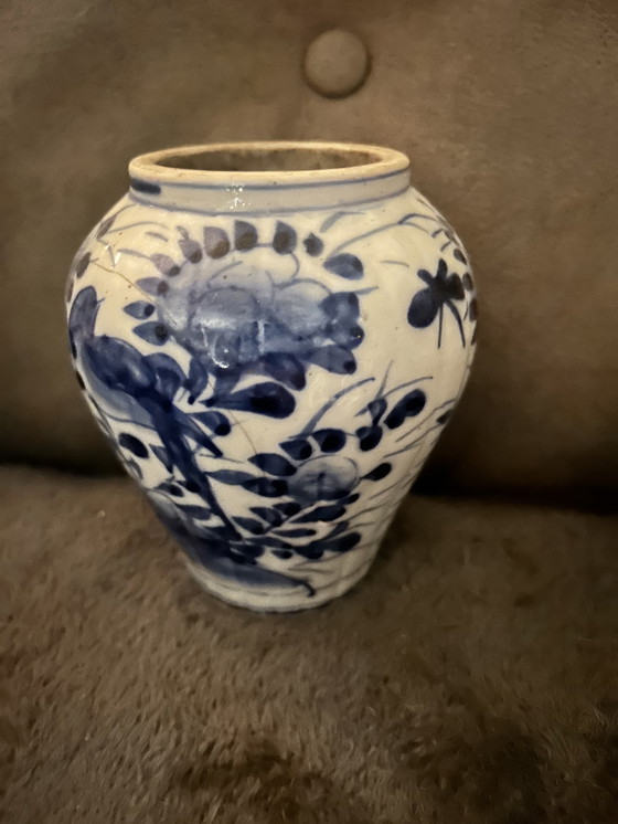 Image 1 of Japanse antieke blauw witte geribbelde gemberpotten Imari stijl 24cm ( alleen linker pot op de foto’s)