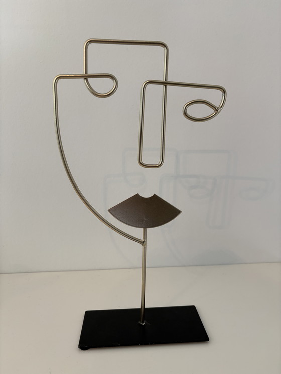 Image 1 of Scultura moderna in filo metallico raffigurante un volto stilizzato, di colore oro