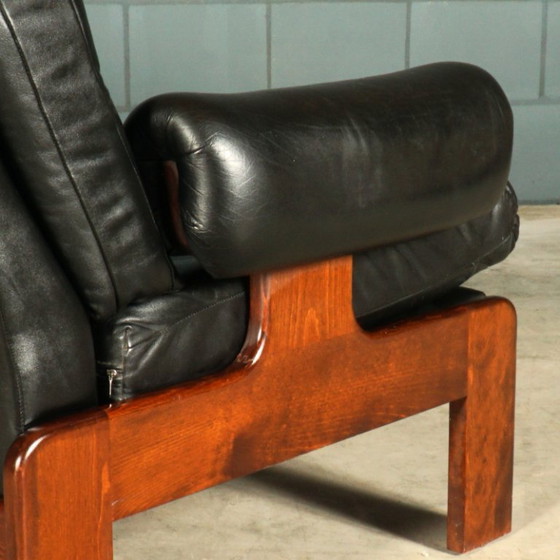 Image 1 of Divano in pelle nera di metà secolo – struttura in legno – anni '60