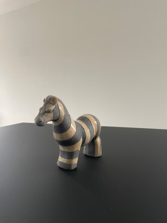 Image 1 of Estatua de cebra de cerámica raku – diseño artesanal