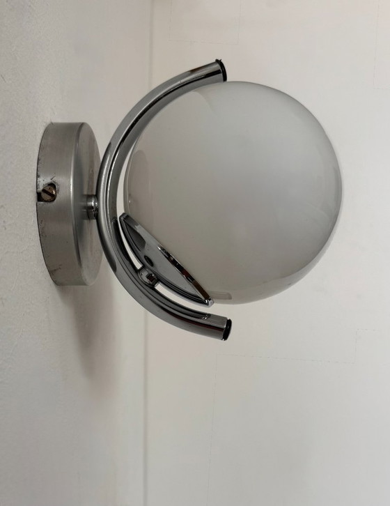 Image 1 of Coppia di applique vintage, metallo cromato e vetro opalino, Francia, 1970