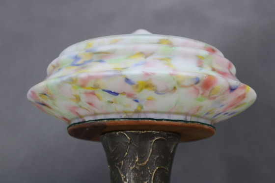 Image 1 of Lámpara de mesa de latón restaurada de los años 40 con base de madera y pantalla de cristal