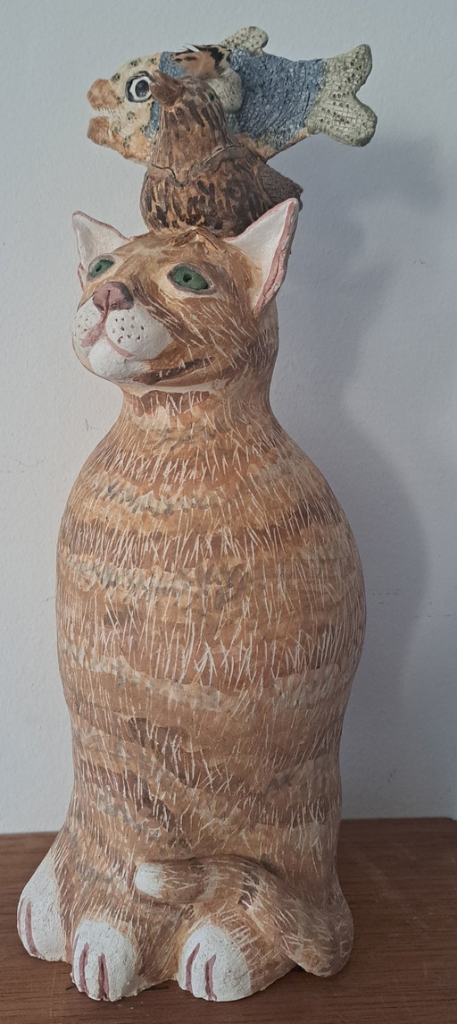 Scultura in ceramica di un gatto con compagni di gioco
