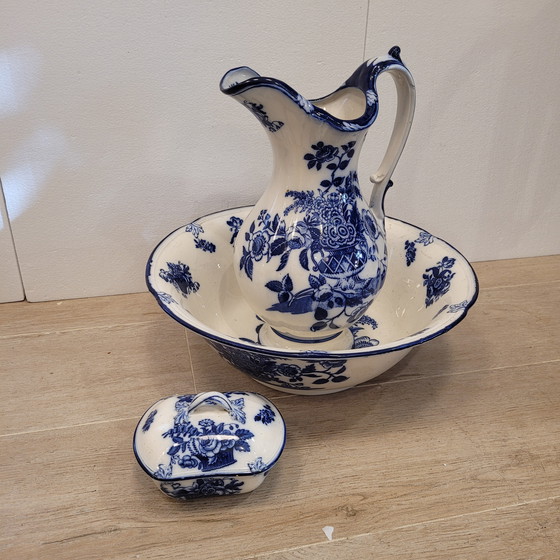 Image 1 of Juego De Baño: Aguamanil Y Jabonera “Pomeroy Blue”, Porcelana Royal Doulton, S. Xx