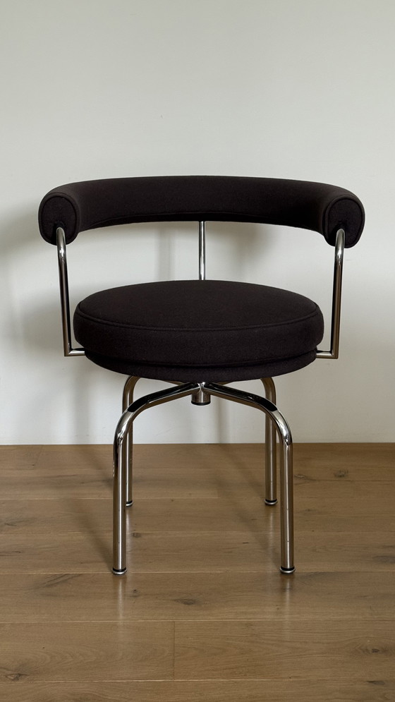 Image 1 of LC 7 swivel chair