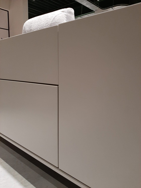 Image 1 of Noon 240 cm - 3 ante + 2 cassetti - piano in HPL grigio chiaro *