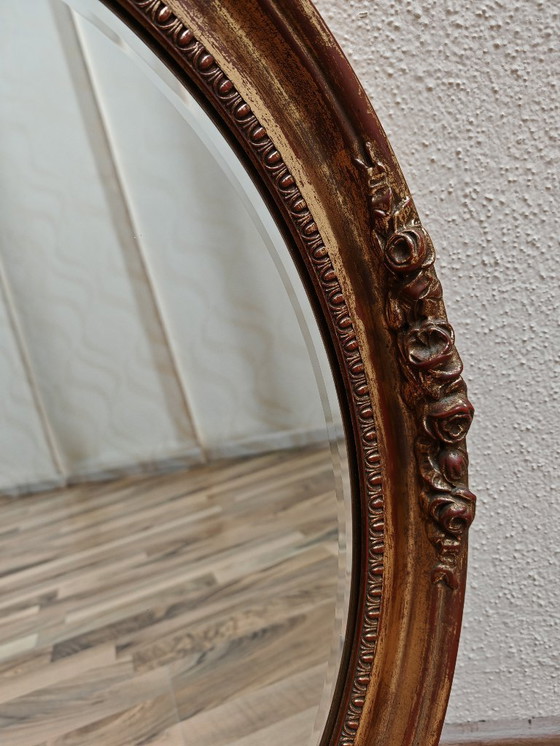 Image 1 of Ovale spiegel met houten lijst, goud uit een nalatenschap