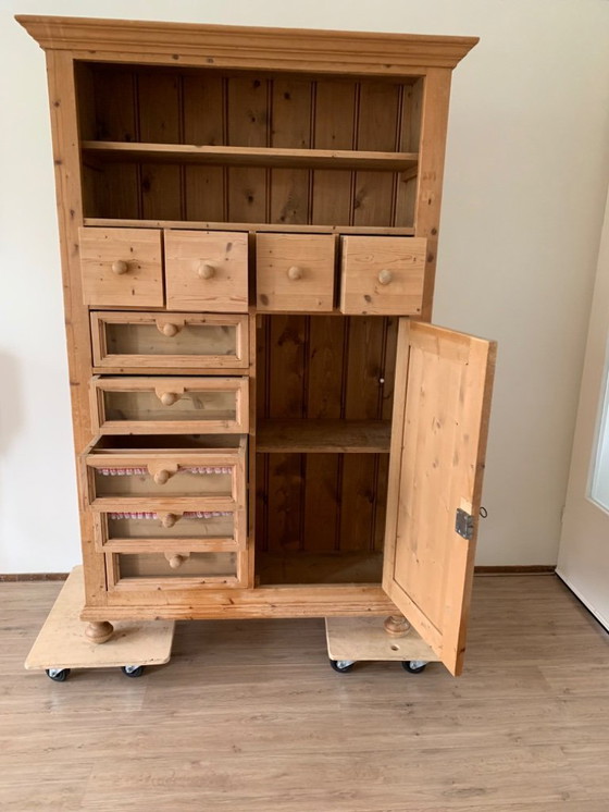 Image 1 of Prachtige kast engels pinewood met veel lades met etalagevenster vakmanschap