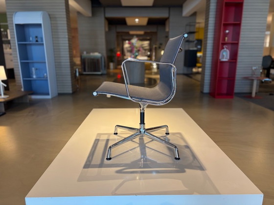Vitra Aluminium Chair EA 108 – Sillones (photo 2 of 3)
