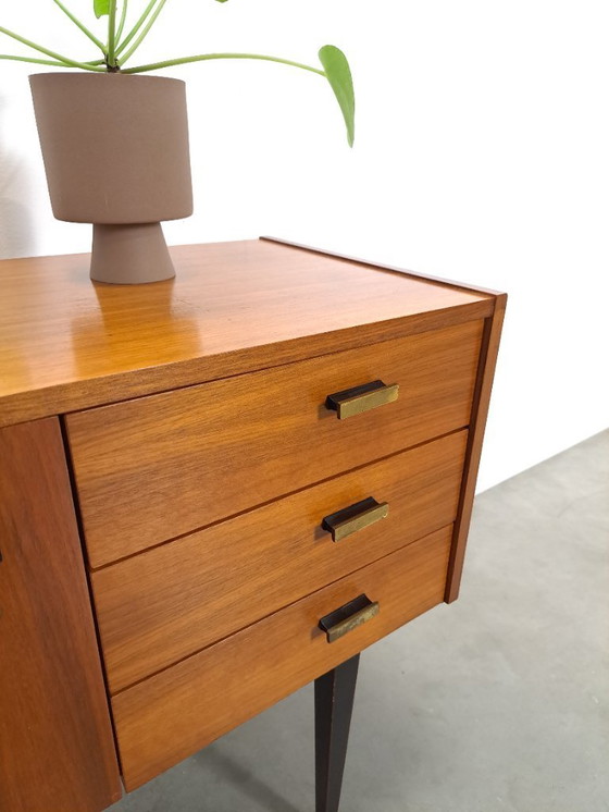 Image 1 of Mid-Century teak kastje op hoge zwarte poten met lades