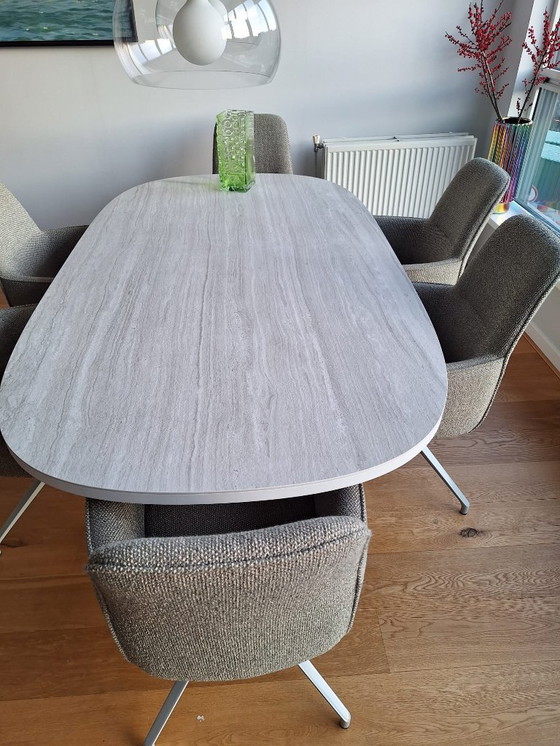 Image 1 of Leolux Toveri dining table with 6 Leolux Gyon chairs