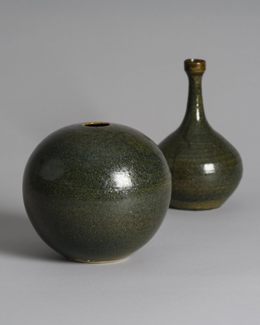 Studio keramiek vaas paar van Mathies Schwarze - groen geglazuurd terracotta, Duitsland