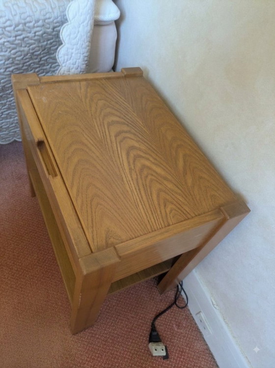 Een paar massief iepenhouten nachtkastjes, toegeschreven aan SIMAT. – Slaaptoebehoren, Wood (photo 5 of 5)