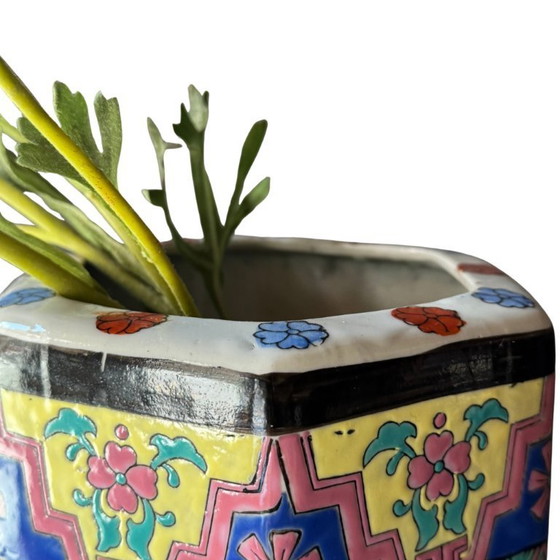 Image 1 of Vintage Zeshoekige Vaas – Kleurrijk Aziatisch Decor – ca. 1960–1980 – 35 cm – Sculpturaal Keramiek