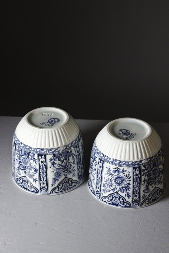 Image 1 of Delft Petrus Regout Maastricht Royal Sphinx – Paar Übertöpfe, Niederlande, 20. Jahrhundert