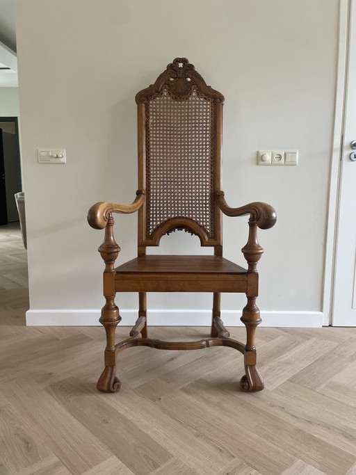 Fauteuil ancien spécial en bois