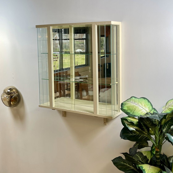 Image 1 of Witte Hangvitrine Met Glazen Latten