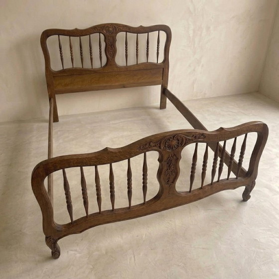 Image 1 of Vintage houten bedframe met houtsnijwerk, sierlijk hoofd- en voetbord, eerste helft 20e eeuw