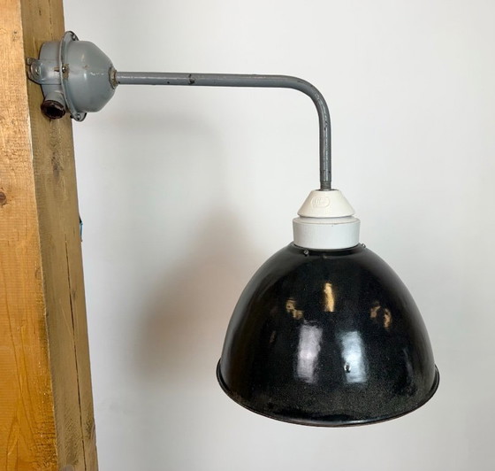 Image 1 of Industriële fabriekswandlamp met zwarte emaille kap, jaren 60