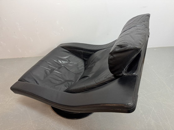 Image 1 of Skandinavisches Mid-Century-Design: Lounge-Sessel „Move“ aus schwarzem Leder mit passendem Hocker.