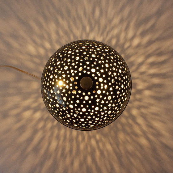 Image 1 of Lampe de table Saturn française des années 1950 en aluminium ajouré et laiton