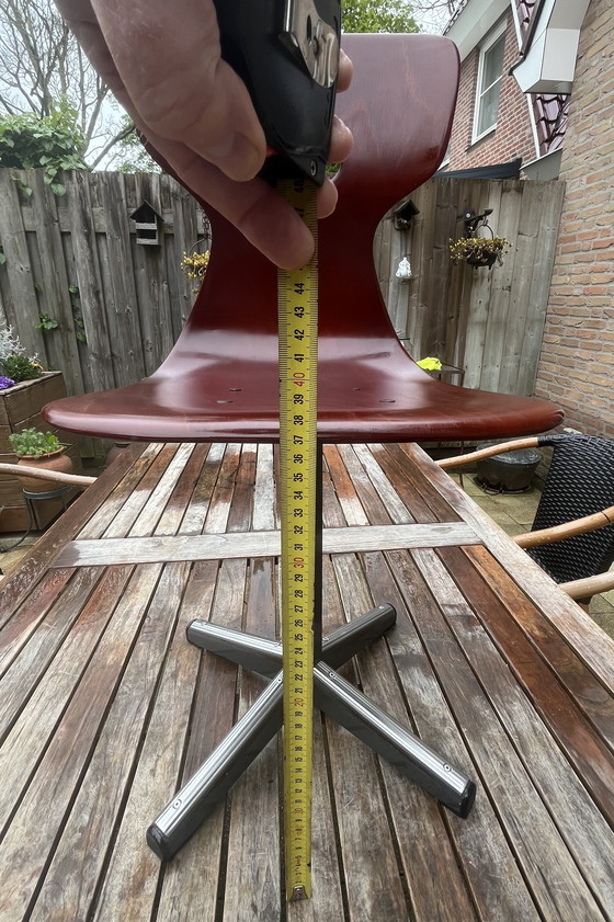 Image 1 of Chaire de l'école de design industriel Pagholz - Adam Stegner