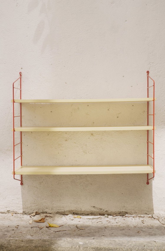 Estantería de pared estilo Tomado String, alambre de metal rojo, chapa de roble, estilo escalera de mediados (photo 2 of 23)