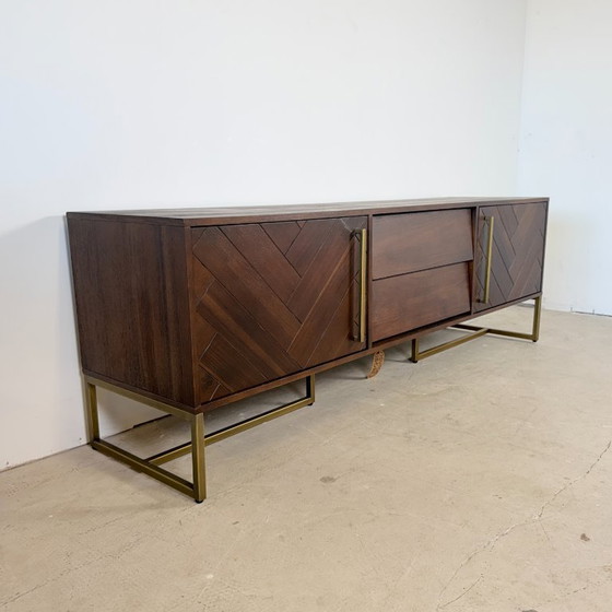 Credenza/mobile TV Dutchbone Class – Legno di acacia con venature a spina di pesce e ottone anticato (photo 2 of 12)