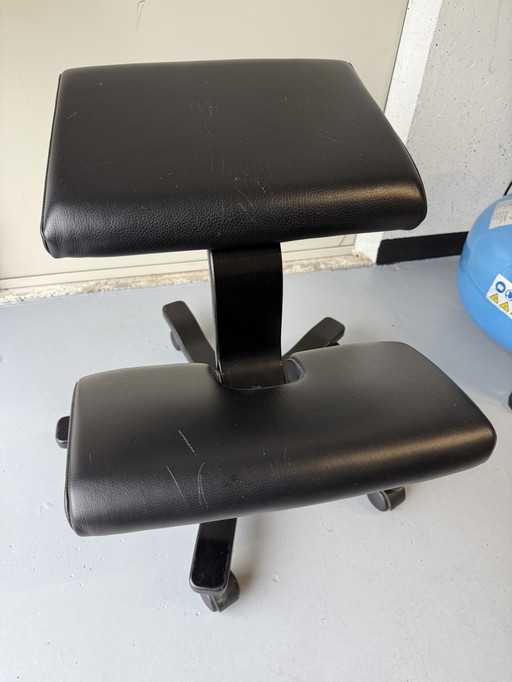 Stokke | Varièr Wing | ergonomic balance knee chair | Black leather