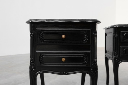 Paire de tables de nuit en bois laqué noir de style Louis XV du 20ème siècle