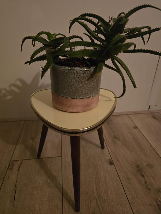 Image 1 of Table d'appoint jaune ocre chaleureux avec bordure en laiton et magnifique plateau en Formica au style rétro.