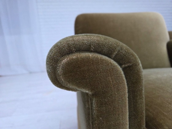 Image 1 of Dänischer Sessel aus den 1970er Jahren, originaler grüner Möbelveloursbezug, Beine aus Teakholz.