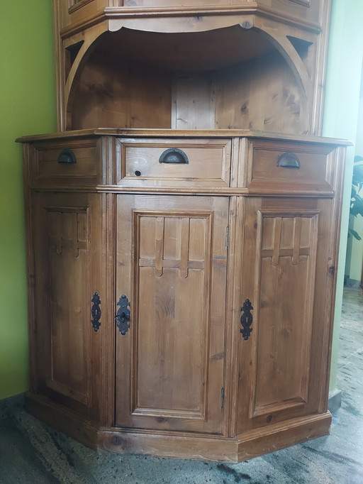 Schöner Eckschrank